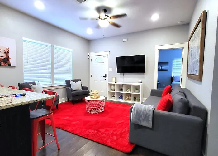 Vibrant Vacation Escape With Fast Wifi And King Bed Close To Downtown Houston!