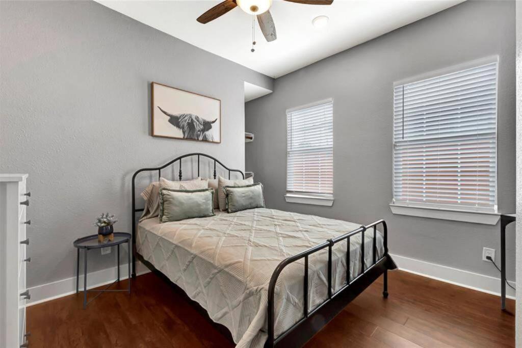 Ferienhaus Vibrant Vacation Escape With Fast Wifi And King Bed Close To Downtown Houston! *
